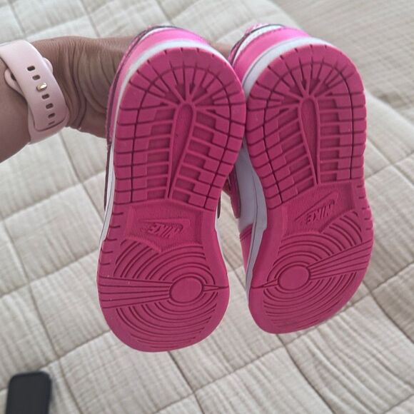 Nike Kids dunks in Pink and White - Picture 4 of 6